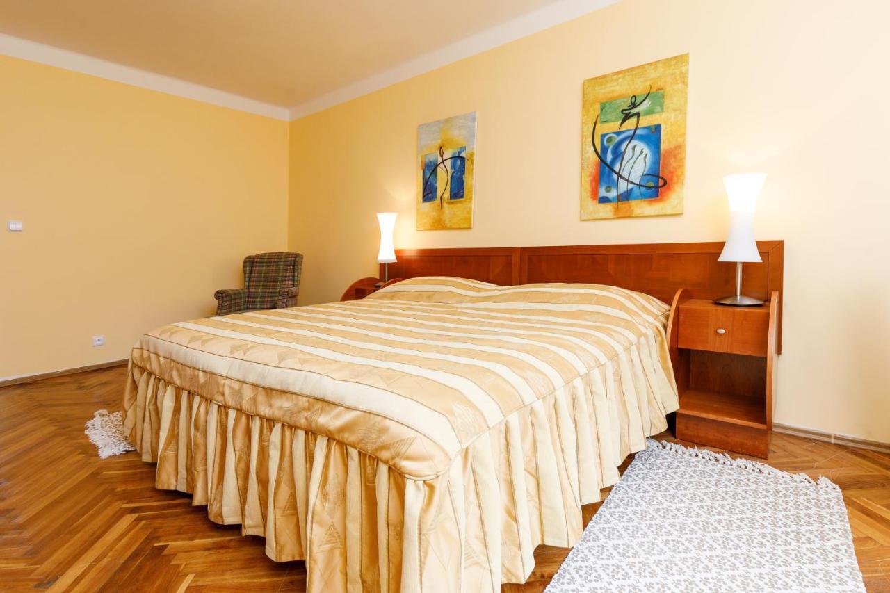 Apartments Tgm 11 Karlovy Vary Bagian luar foto